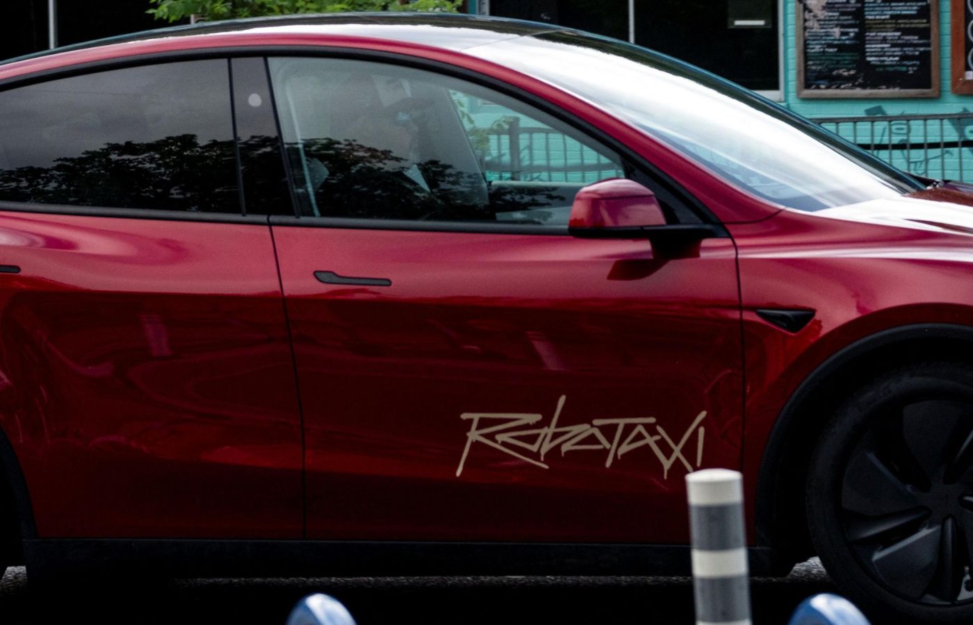 Tesla Robotaxi: запуск автономного такси в Остине с ограничениями и мониторами безопасности. Реальность не оправдала ожиданий.