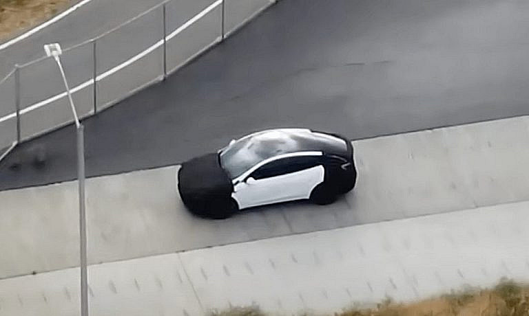 Tesla тестирует замаскированный прототип Model Y. Возможен выпуск более доступной версии или обновлённой Performance-модификации.