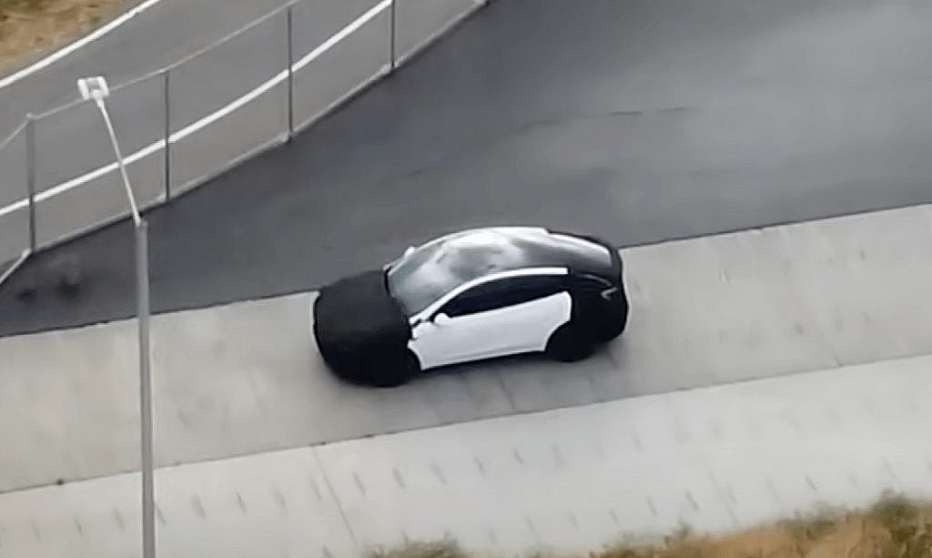Tesla тестирует замаскированный прототип Model Y. Возможен выпуск более доступной версии или обновлённой Performance-модификации.