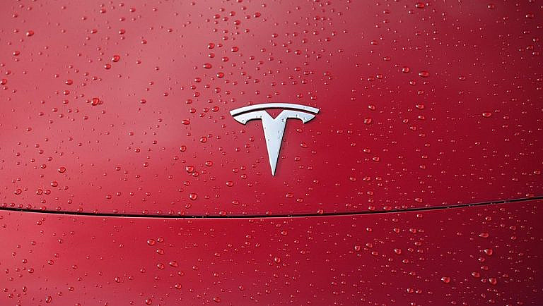 Tesla на автопилоте выехала на рельсы и столкнулась с поездом. Водитель успел спастись, но инцидент вновь поднял вопросы о безопасности автопилота.