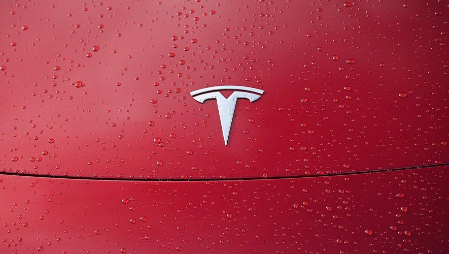 Tesla на автопилоте выехала на рельсы и столкнулась с поездом. Водитель успел спастись, но инцидент вновь поднял вопросы о безопасности автопилота.