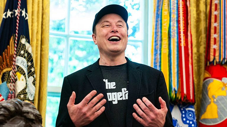 Elon Musk может получить 29 млрд прибыли от акций Tesla, но выплаты заблокированы судом. Важность сделки 2018 года и текущие проблемы компании.