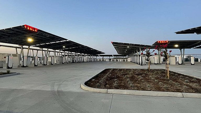 Tesla запустила крупнейшую автономную станцию Supercharger в Калифорнии на солнечной энергии. 84 зарядки, 11 МВт панелей и 39 МВтч накопления.