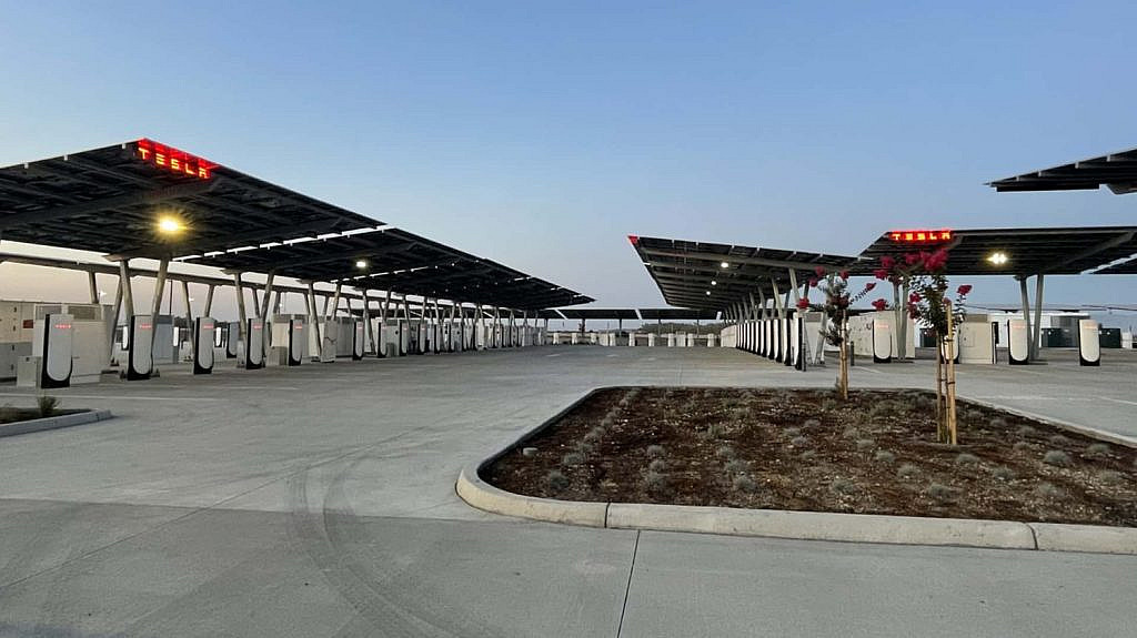 Tesla запустила крупнейшую автономную станцию Supercharger в Калифорнии на солнечной энергии. 84 зарядки, 11 МВт панелей и 39 МВтч накопления.