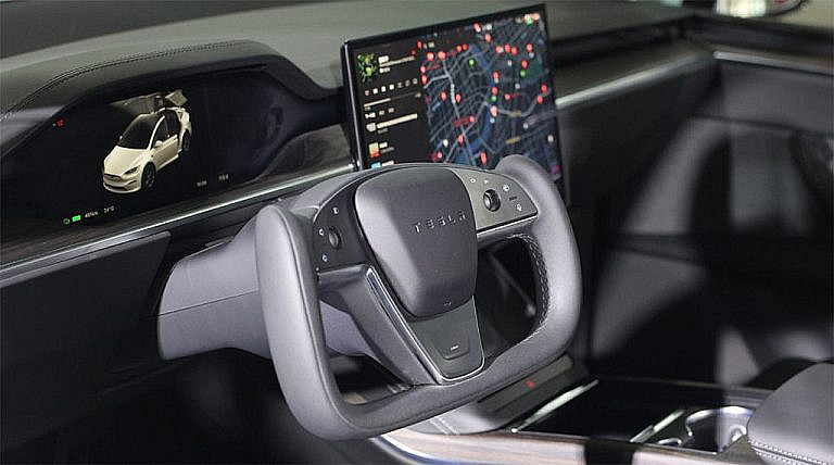 Tesla запускает роботакси в Остине с ограниченным флотом Model Y. Критические тесты без водителя не проведены, что ставит под вопрос сроки и безопасность проекта.
