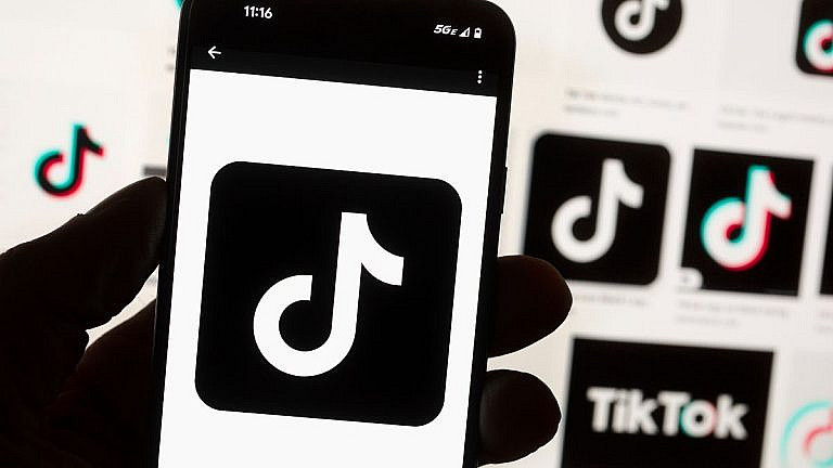 TikTok запустил Footnotes систему краудсорсинговой проверки фактов. Как это работает и почему соцсети делают ставку на коллективную модерацию?