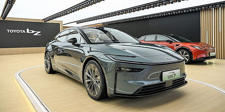 Toyota ускоряет разработку электромобилей через партнерство с Huawei, Xiaomi и Momenta, внедряя передовые технологии и новые платформы.