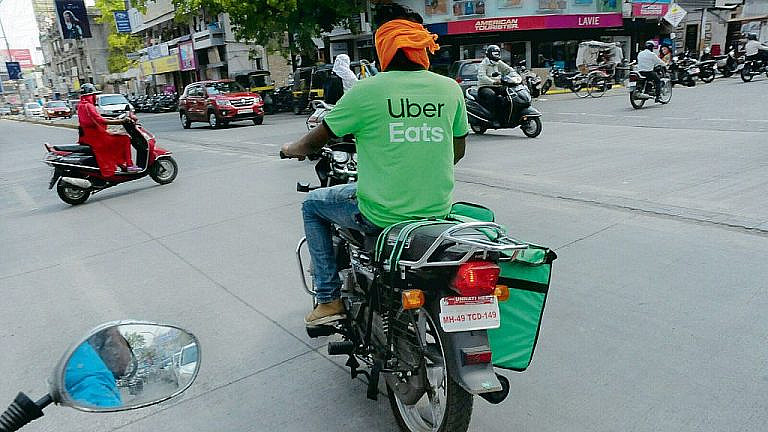 Uber Eats использует ИИ для улучшения меню, фотографий еды и отзывов. Новые функции включают генерацию описаний блюд и чат с ресторанами.