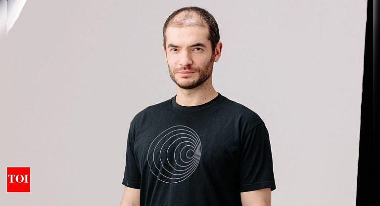 Бывший сотрудник OpenAI Илья Суцкевер предложил построить бункер перед созданием AGI, опасаясь угроз безопасности. Конфликт с Альтманом привел к его уходу и созданию Safe Superintelligence Inc.
