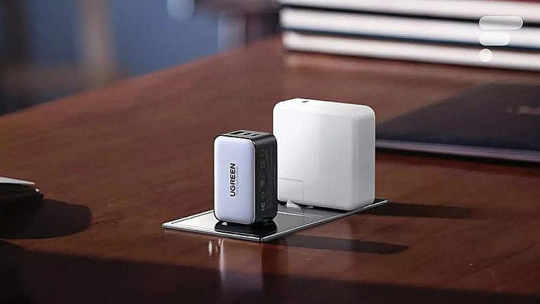 Компактный зарядник Ugreen Nexode Travel на 65 Вт с тремя портами: два USB-C и один USB-A. Идеален для путешествий.