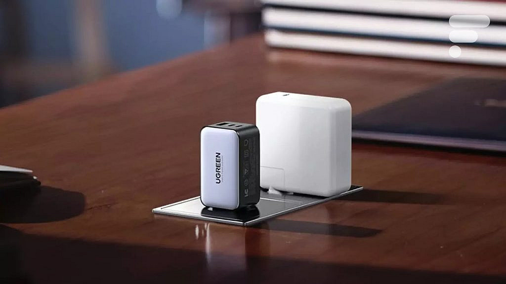 Компактный зарядник Ugreen Nexode Travel на 65 Вт с тремя портами: два USB-C и один USB-A. Идеален для путешествий.
