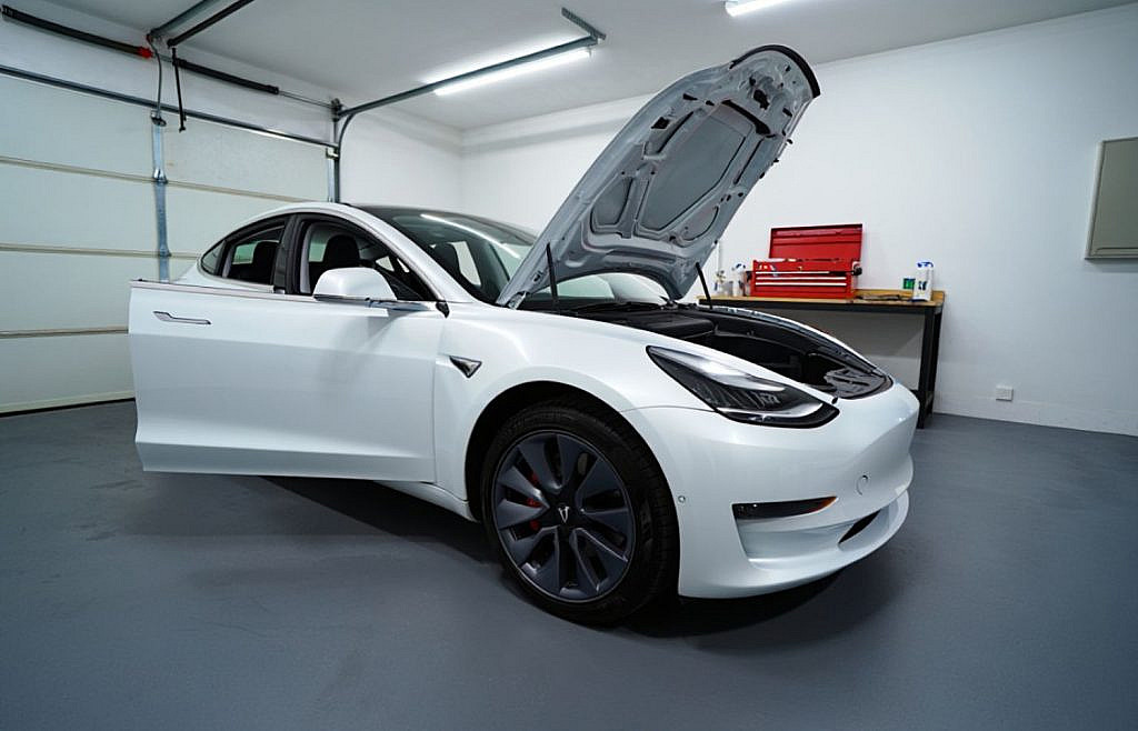 Rich Rebuilds превратил заднеприводную Tesla Model 3 в полноприводную Performance, столкнувшись с программными и техническими сложностями.