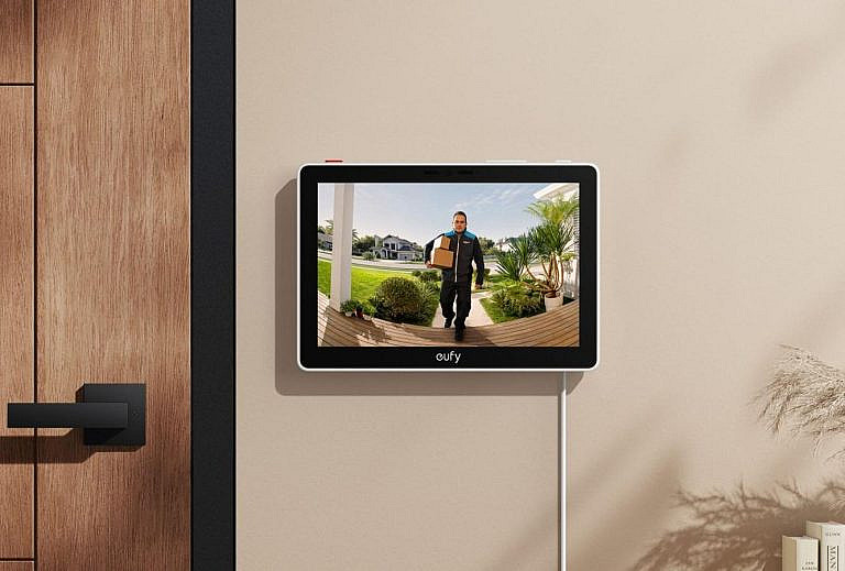 Smart Display E10 от Eufy 8-дюймовый хаб для умной безопасности с AI-анализом событий и автономной работой до 24 часов.