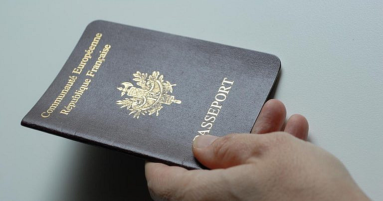 В Италии хакер похитил 100 000 сканов паспортов из отелей. Данные утекли в даркнет, угрожая кражами и мошенничеством.