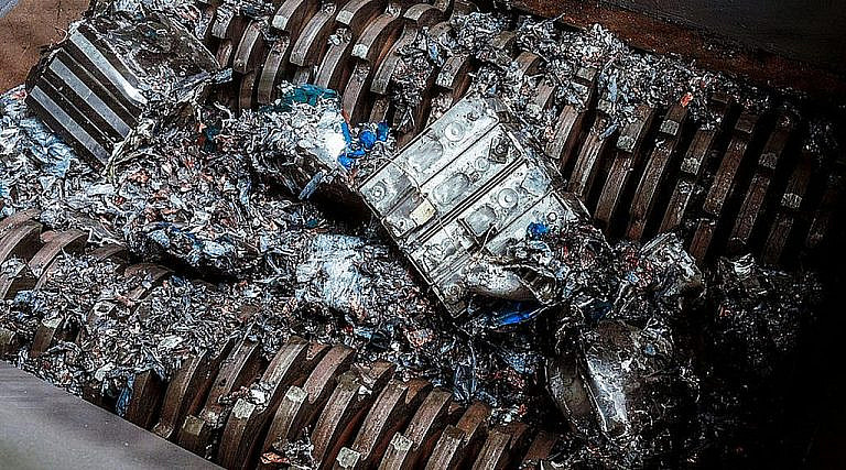 General Motors и Redwood Materials дают вторую жизнь старым батареям электромобилей, превращая их в системы хранения энергии для стабилизации электросетей.