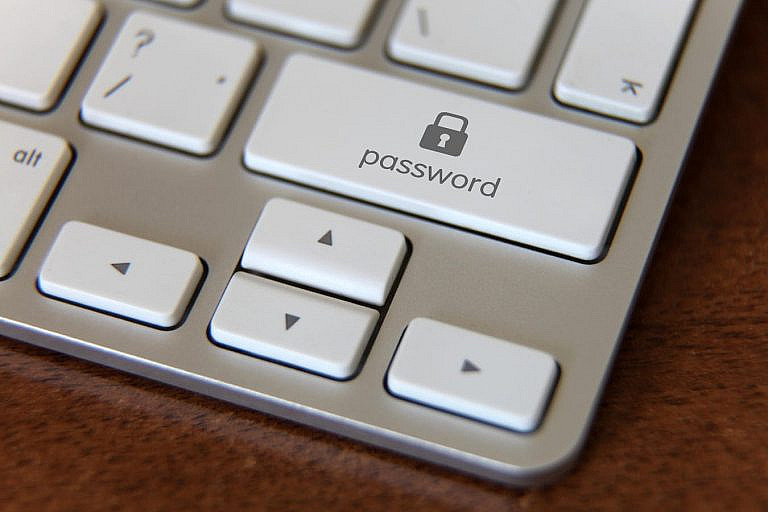 Новая атака AMOS угрожает паролям Apple. Узнайте, как защитить учетные записи macOS от кражи данных и вредоносных скриптов.