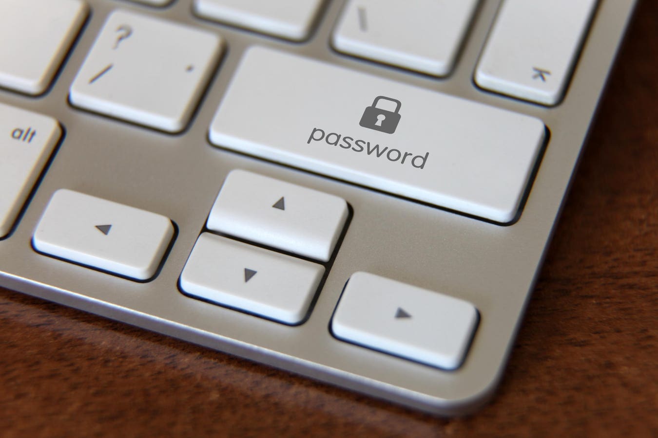 Новая атака AMOS угрожает паролям Apple. Узнайте, как защитить учетные записи macOS от кражи данных и вредоносных скриптов.
