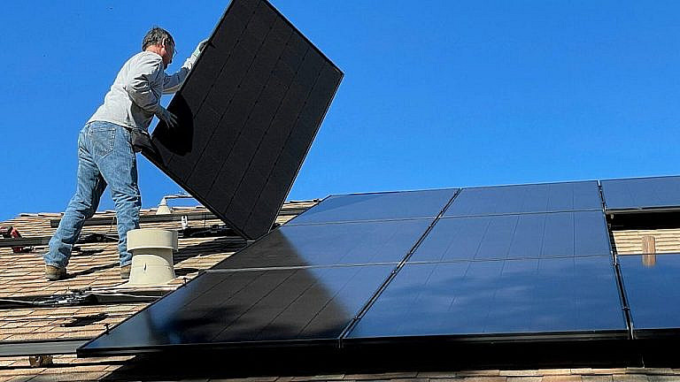Критические уязвимости в 35 000 системах Solar-Log угрожают безопасности солнечных электростанций по всему миру.