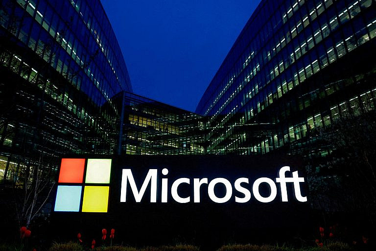 Уязвимость в Microsoft 365 Copilot позволяла злоумышленникам получать корпоративные данные через Outlook. Проблема устранена, но риски остаются.