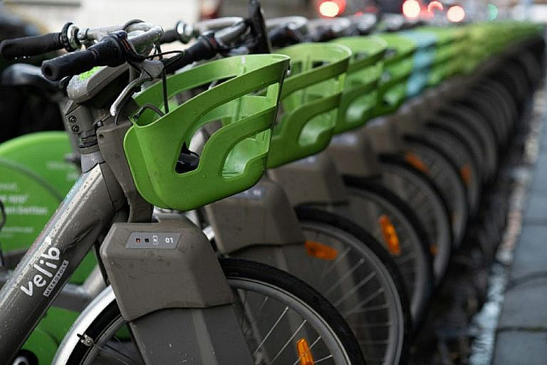 В Париже еженедельно пропадает 640 велосипедов из проката Vlib'. Уровень вандализма вырос втрое, нехватка транспорта достигла 3000 единиц.