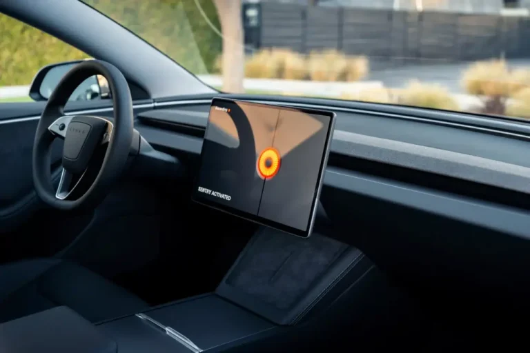 Скандал вокруг Tesla Model 3: шутка о платной мощности вскрыла недовольство бизнес-моделью автопроизводителя.