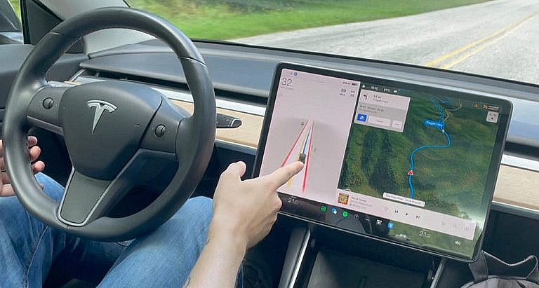 Владелец Tesla Model Y столкнулся с тревожным стуком в рулевой колонке после 1000 км пробега. Видео набрало 42 000 просмотров в TikTok.