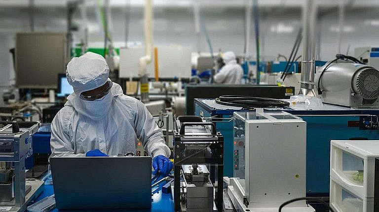Volkswagen инвестирует 131 млн в QuantumScape для развития твердотельных батарей, увеличивая запас хода электромобилей до 800 км.