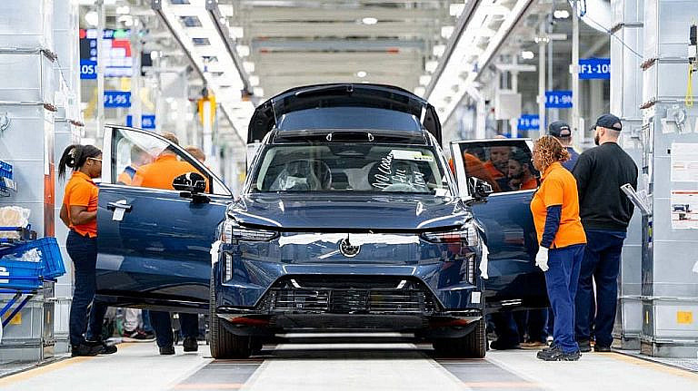Volvo EX90 столкнулся с критикой из-за программных сбоев и неработающего LIDAR. Проблемы с экраном и долгий прогрев разочаровали владельцев.