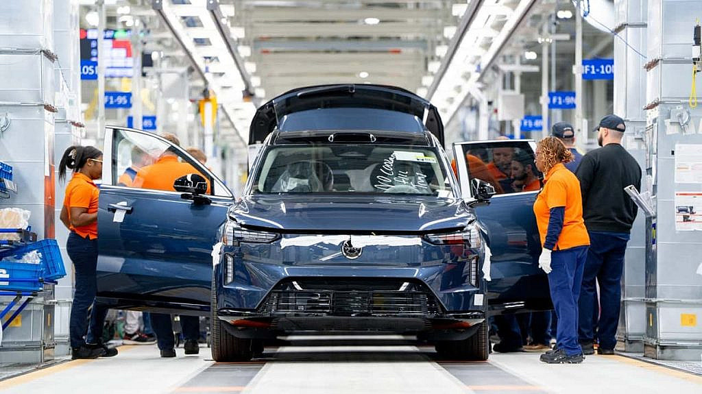 Volvo EX90 столкнулся с критикой из-за программных сбоев и неработающего LIDAR. Проблемы с экраном и долгий прогрев разочаровали владельцев.