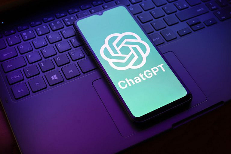 ChatGPT от OpenAI: обновления, проблемы и перспективы ИИ-платформы с 300 млн пользователей в неделю.