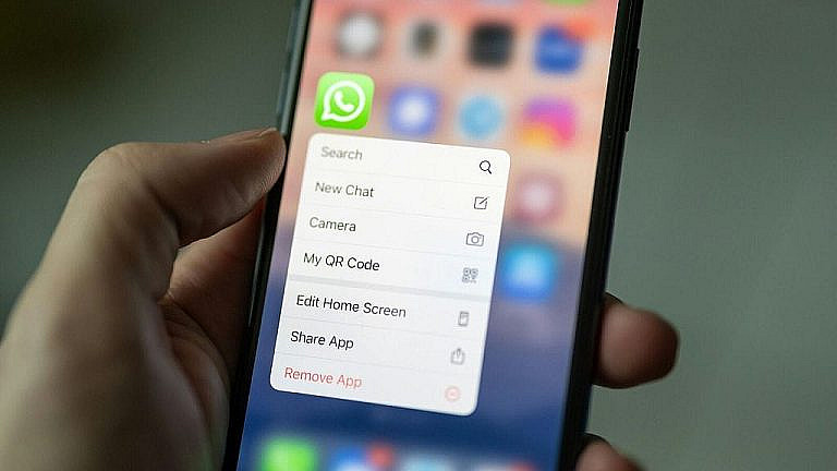 WhatsApp внедряет ИИ для создания кратких сводок чатов. Функция доступна в США, скоро появится в других странах. Private Processing обеспечивает конфиденциальность.