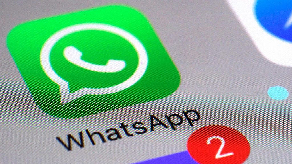 WhatsApp внедряет AI для краткого резюмирования сообщений в чатах. Функция Message Summaries уже доступна в США, скоро появится и в других странах.