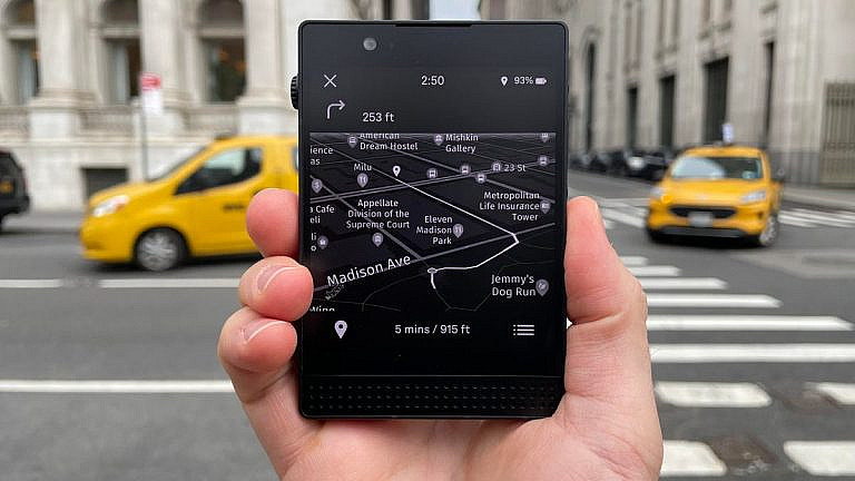 Light Phone 3 минималистичный гаджет для цифрового детокса с AMOLED-экраном и ограниченным функционалом. Цена 699.