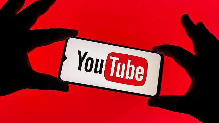 YouTube тестирует ИИ для определения возраста пользователей в США. Алгоритм анализирует контент и привычки, автоматически включая ограничения для несовершеннолетних.