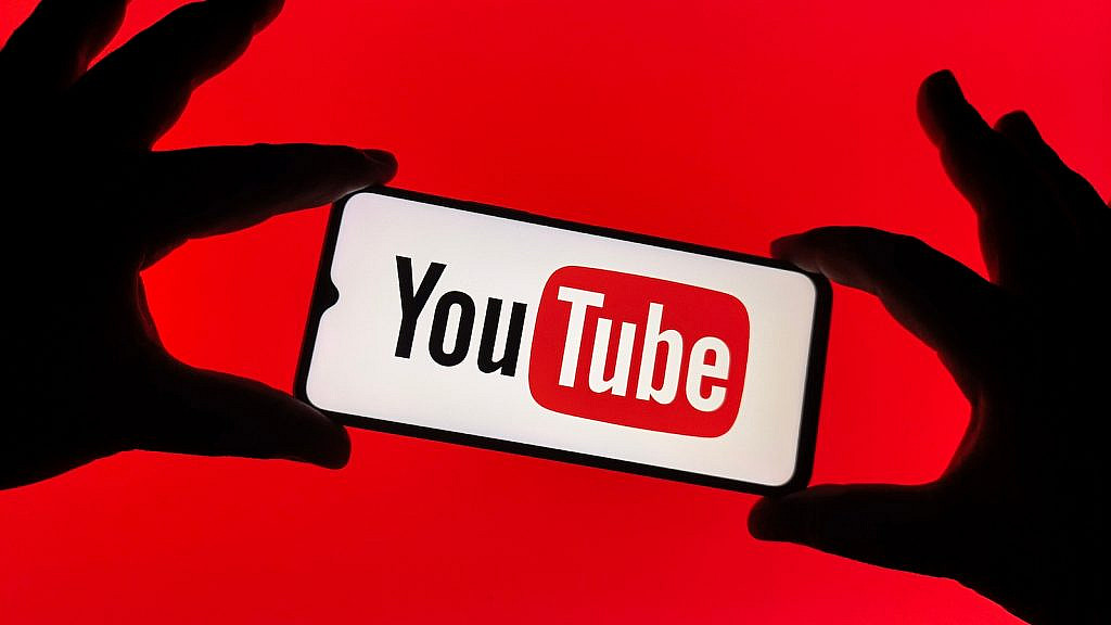 YouTube тестирует ИИ для определения возраста пользователей в США. Алгоритм анализирует контент и привычки, автоматически включая ограничения для несовершеннолетних.