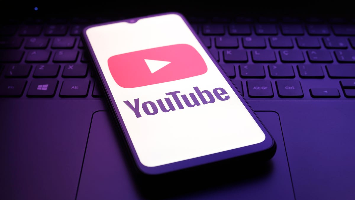 YouTube внедряет два новых AI-инструмента: AI Overviews для подписчиков Premium и чат-бот для всех пользователей, упрощающие поиск и просмотр видео.